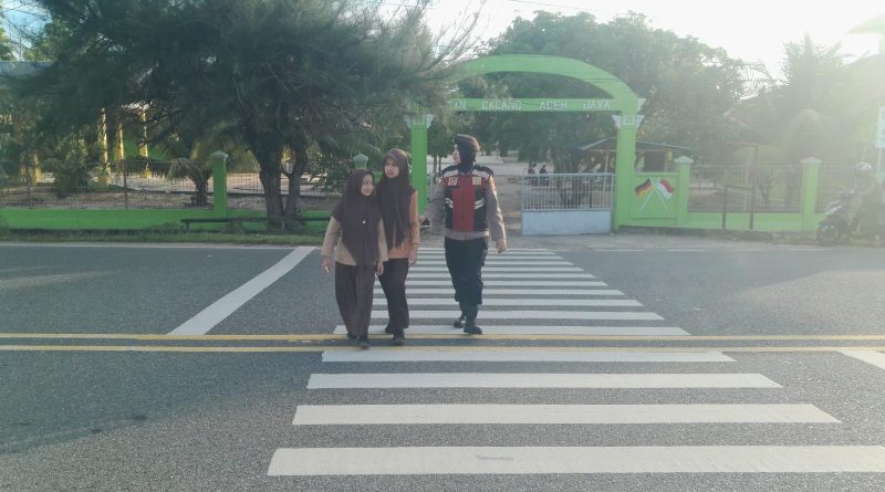 Sat Samapta Polres Aceh Jaya Laksanakan Strong Point Pagi, Atur Arus Lalu Lintas di Kawasan Sekolah