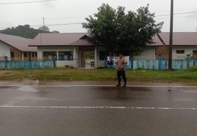 Cegah Kecelakaan di Jam Sekolah, Personel Polsek Setia Bakti Laksanakan Strong Point di Depan SMP Negeri 1 Setia Bakti