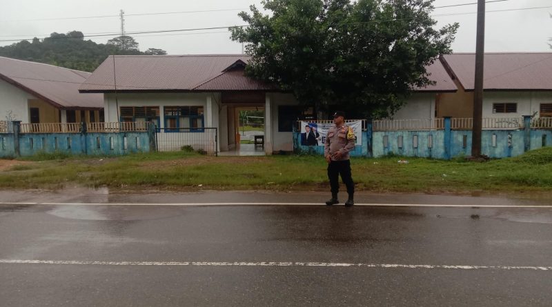 Cegah Kecelakaan di Jam Sekolah, Personel Polsek Setia Bakti Laksanakan Strong Point di Depan SMP Negeri 1 Setia Bakti