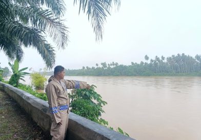 Antisipasi Banjir Akibat Curah Hujan Tinggi, Bhabinkamtibmas Polsek Teunom Monitoring Debit Air Sungai