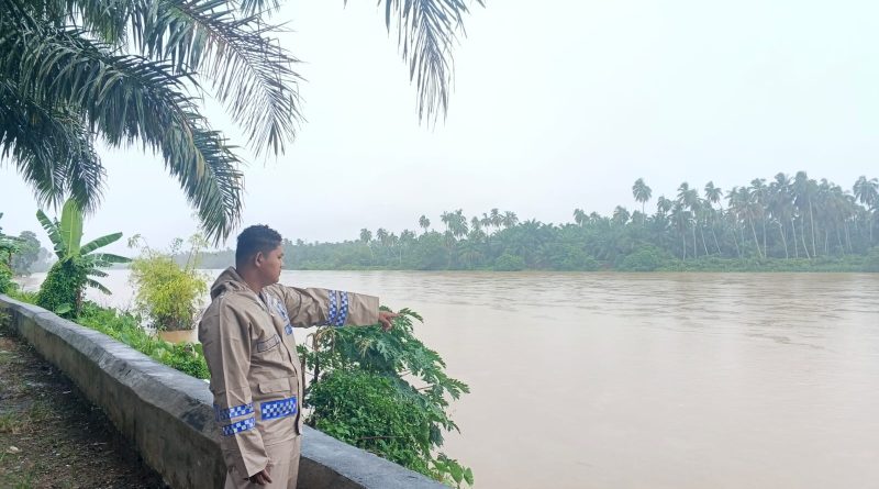 Antisipasi Banjir Akibat Curah Hujan Tinggi, Bhabinkamtibmas Polsek Teunom Monitoring Debit Air Sungai