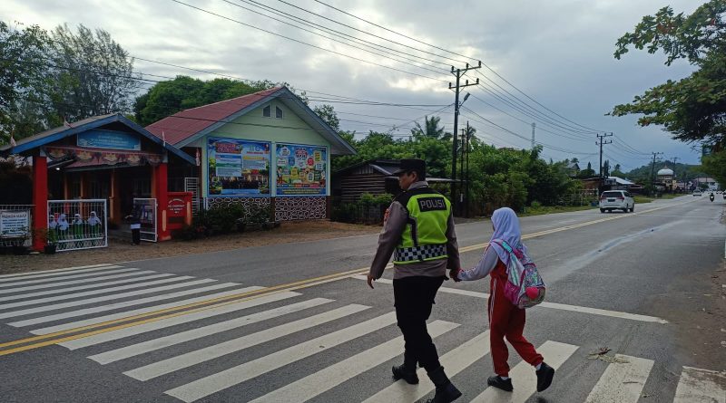 Polsek Krueng Sabee Laksanakan Strong Point Pagi, Berikan Rasa Aman bagi Pengguna Jalan dan Pelajar