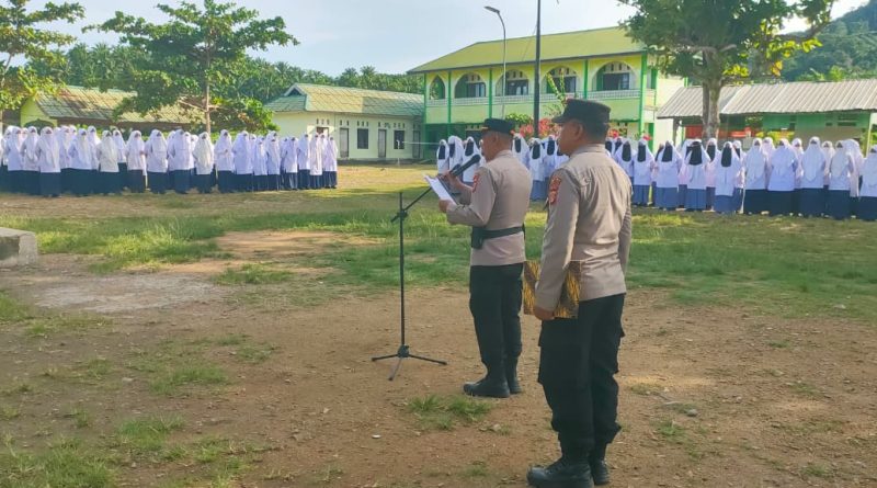 Saweu Pesantren, Kapolsek Setia Bakti Pimpin Upacara dan Beri Pesan Kamtibmas kepada Santri